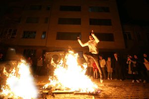 چهارشنبه سوری و پریدن از روی آتش